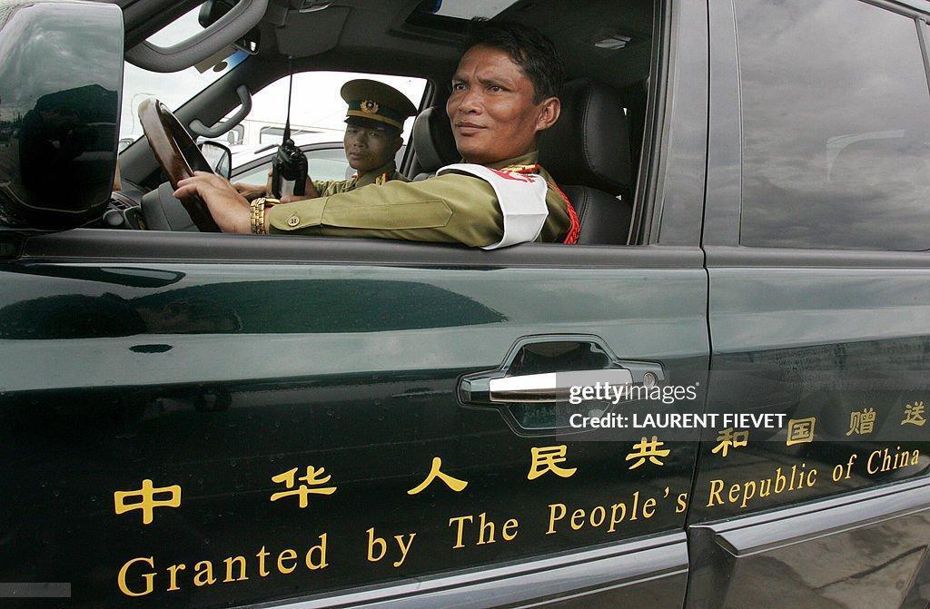 老挝警察和中国赠送的汽车
