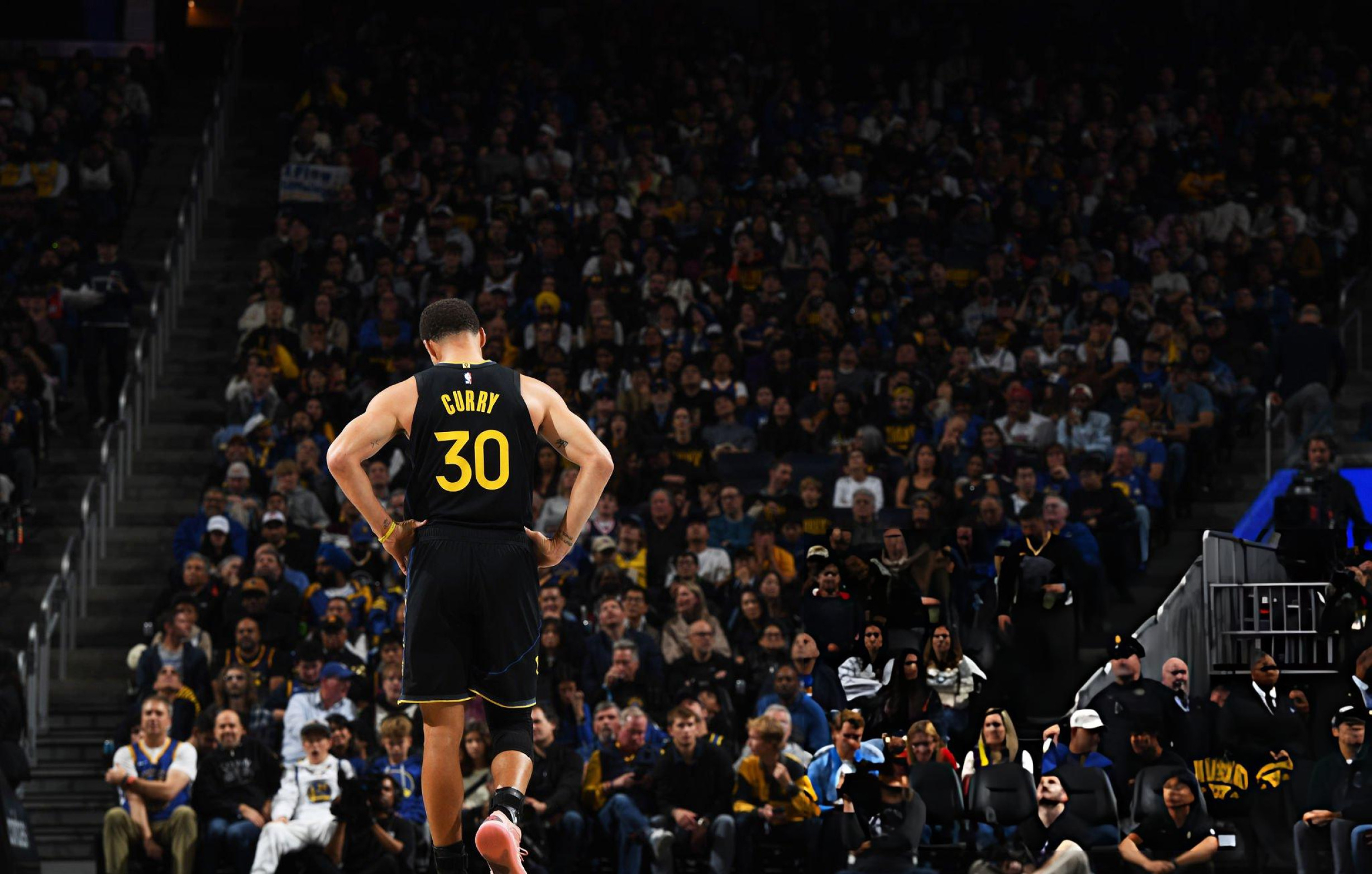 勇士队主场104-100不敌火箭队库里在比赛尾声表情痛苦地提前返回更衣室加里·佩