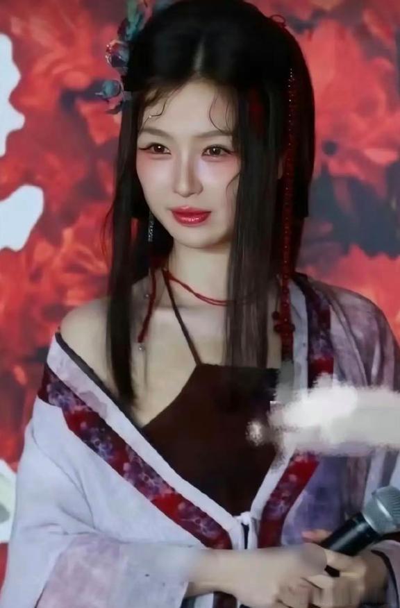 虞书欣和侯明昊合作，不少人都觉得这个组合有点微妙。《念相思》里虞书欣的定妆造型出