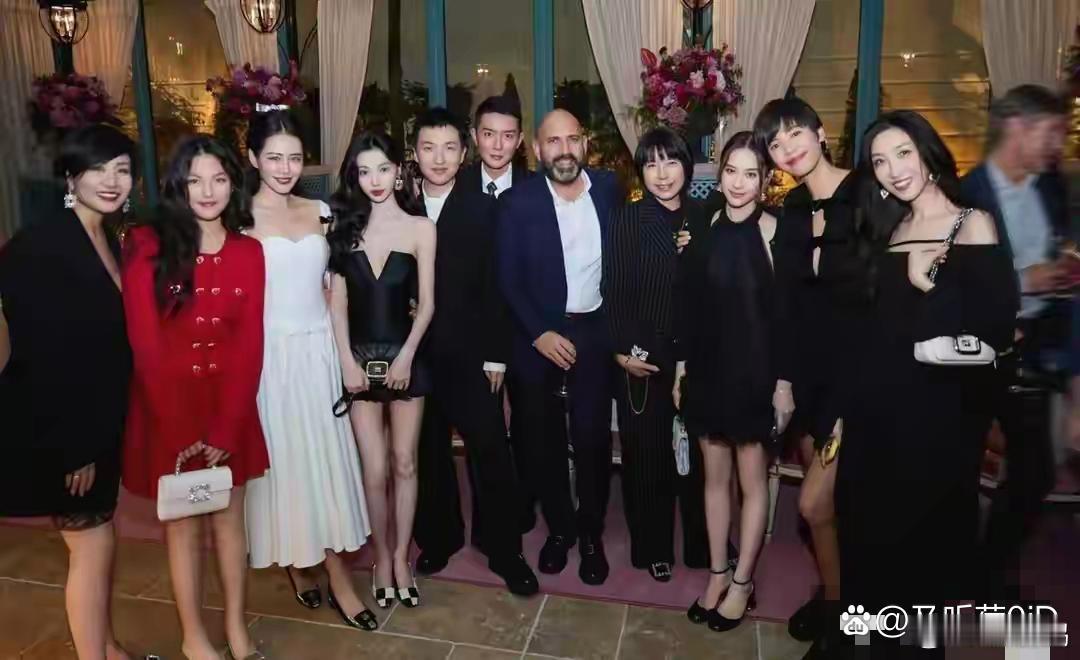 王诗龄何超莲巴黎活动同框，16岁王诗龄名媛范十足好有气质！ ​​​