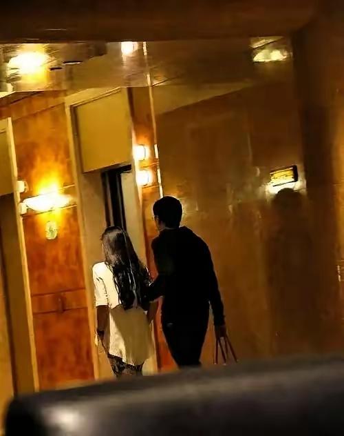 太冤了！山东淄博，女子背着老公和男子去酒店开房，不料，两人刚要进入主题，女子老公