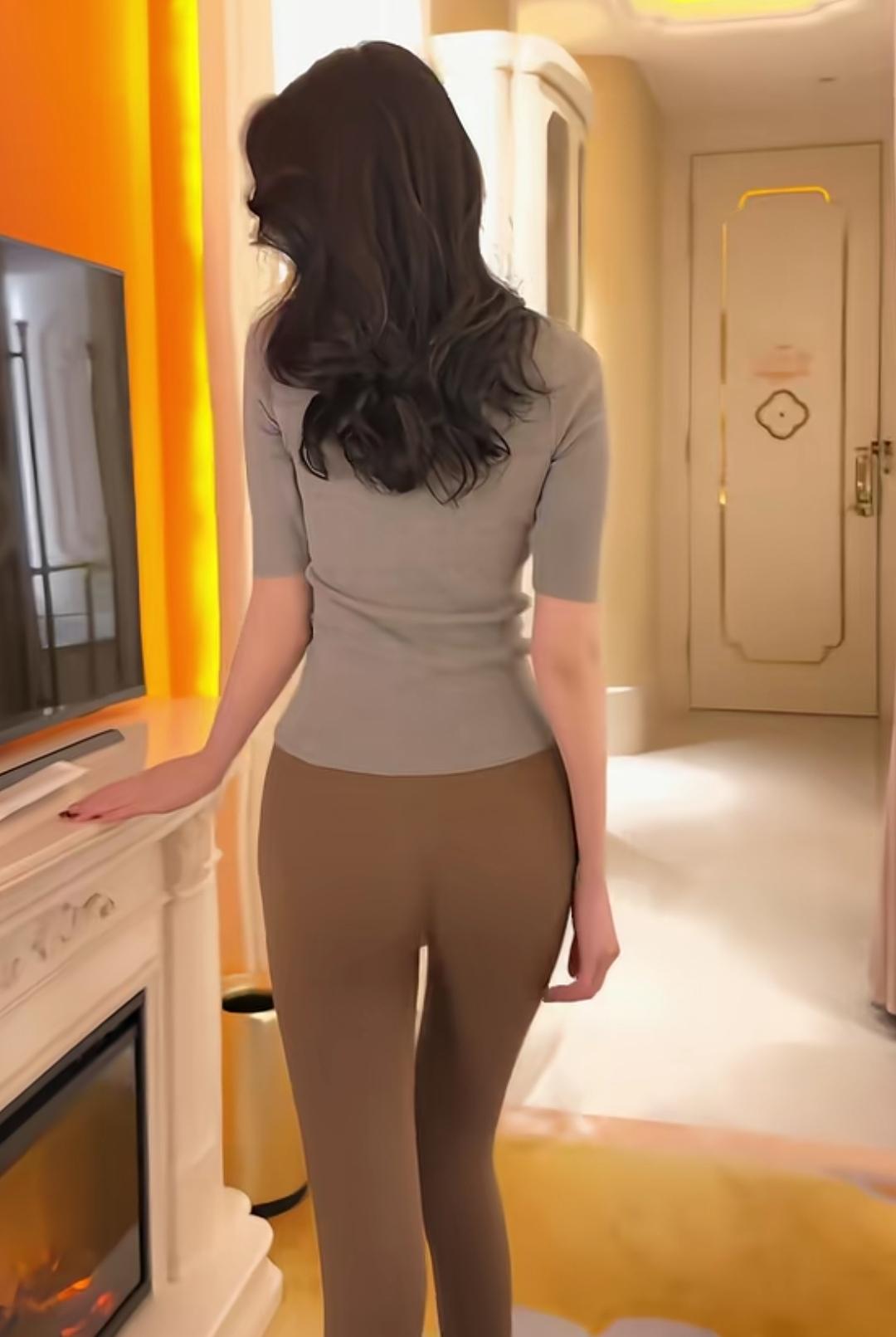 谢谢邀请，试对下联：

上联：脚踏黄泥地，
下联：胸怀赤子心。

上联“脚踏黄泥