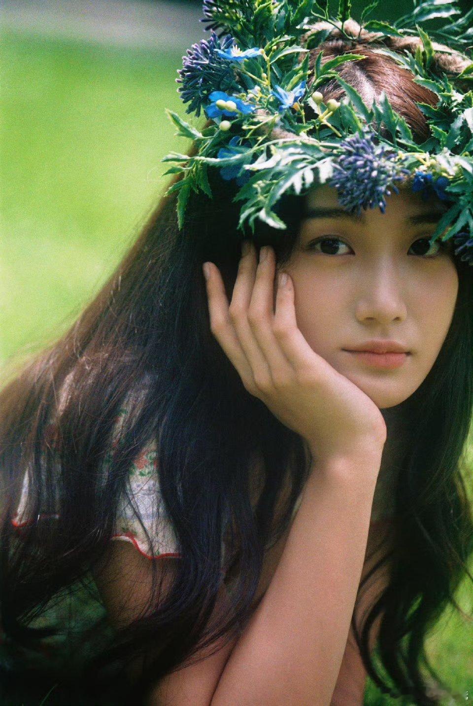 卢昱晓完全就是山野间的小精灵🧚♀️… 可以多拍好看的写真嘛