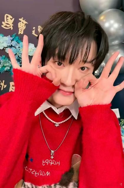 曹恩齐的生日直播真的是一次视觉和心灵的双重盛宴，21连拍的每个动作都给人惊喜，特