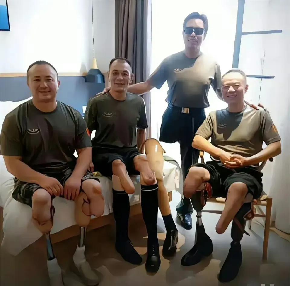 请不要吝啬您的双手，为这些老英雄点赞！
他们守卫边疆，洒血沙场，为的是身后的万家