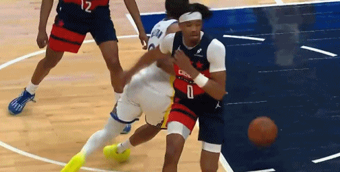 太逗了，库里的眼神……
梅尔顿炸裂隔扣，库里眼神中充满着震惊
勇士对阵奇才的比赛