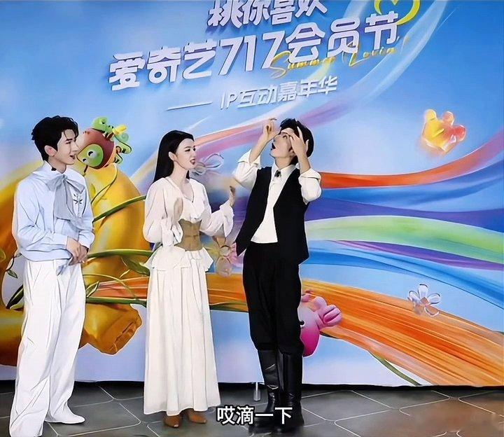 陈哲远模仿王楚然提裙子陈哲远模仿王楚然陈哲远模仿王楚然滴眼药水 陈哲远模仿王楚然