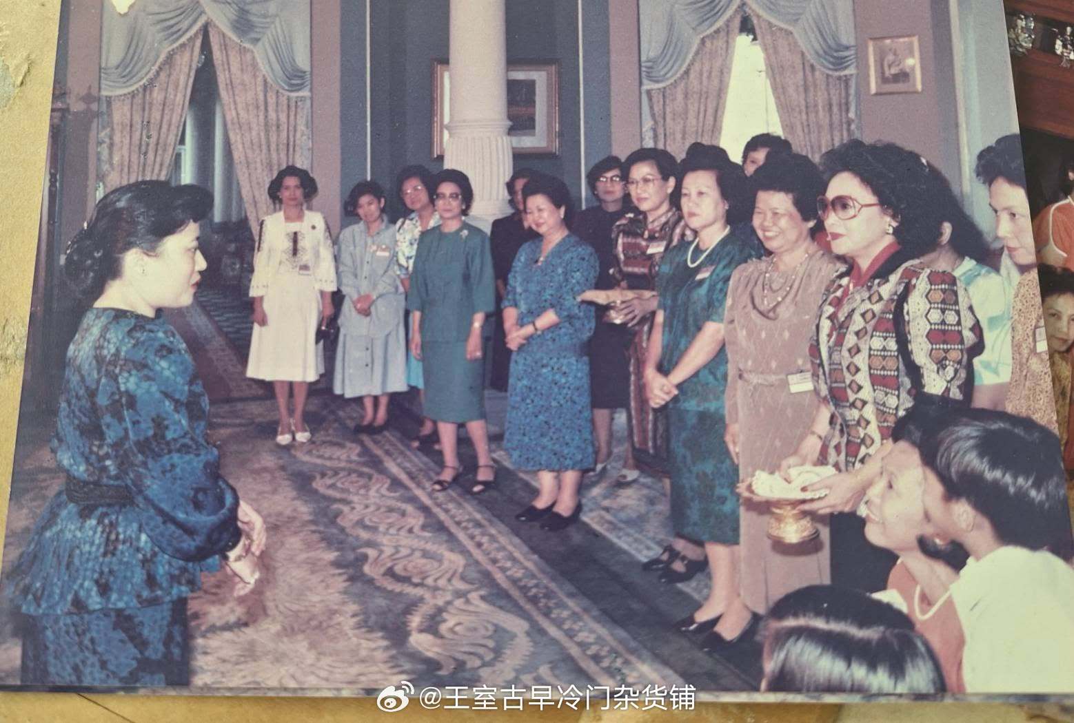 王室王室泰国王室暹罗往事 老照片：1990年7月13日，颂妃昔日的同学和老师到安