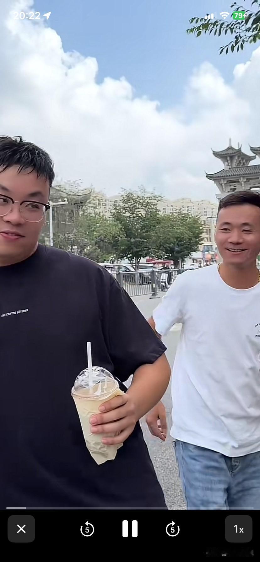 现在的厉怀远每天都是喜笑颜开的！
自从回到了原生家庭后，厉怀远就像变了一个人一样