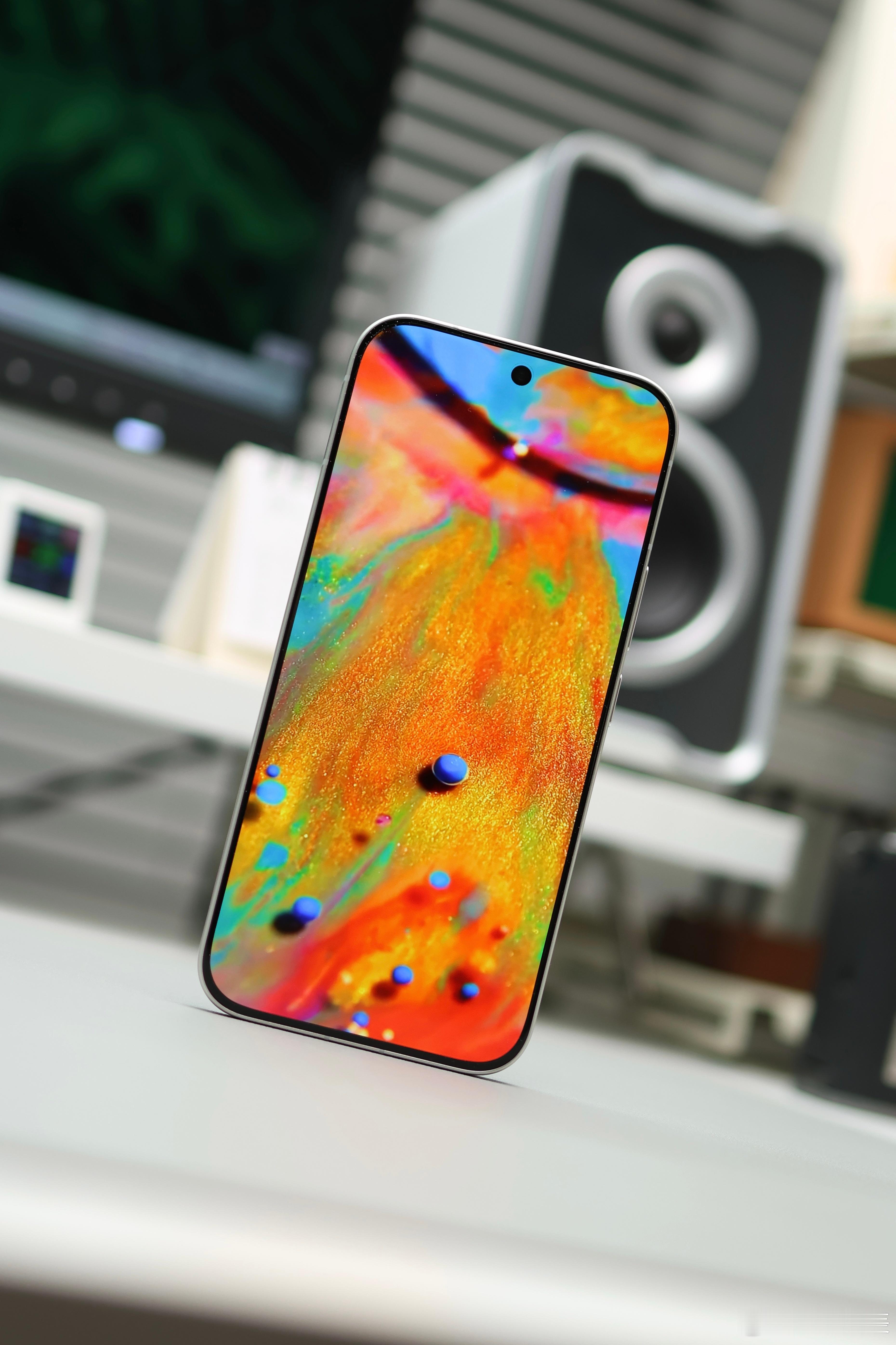 这几天拿到了 vivo S50，给我的第一感觉就是轻薄得不像话，手感真的绝了。说