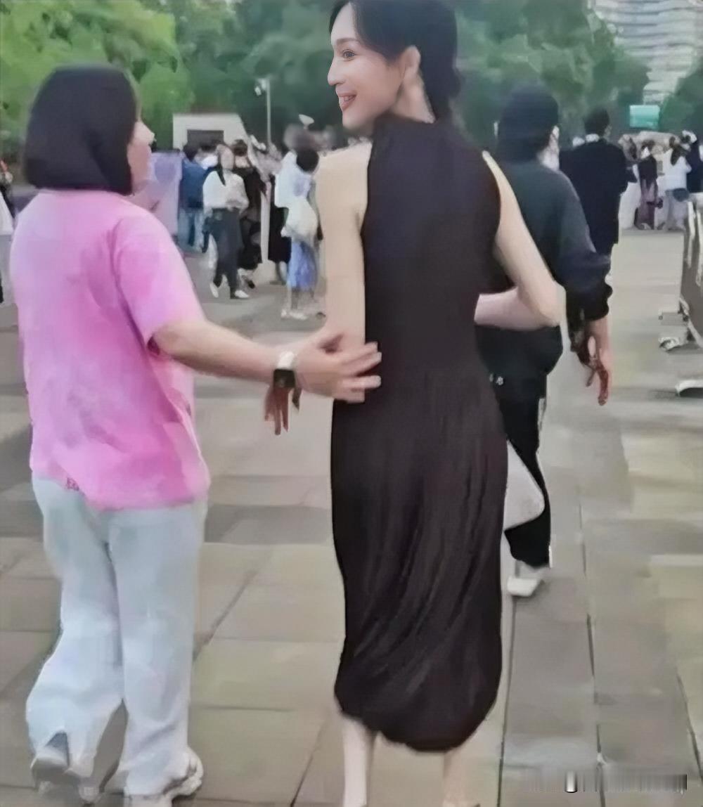 近日唐嫣现身上海大剧院，参加6岁女儿的幼儿园毕业艺术节，42岁的她一身简约黑色挂