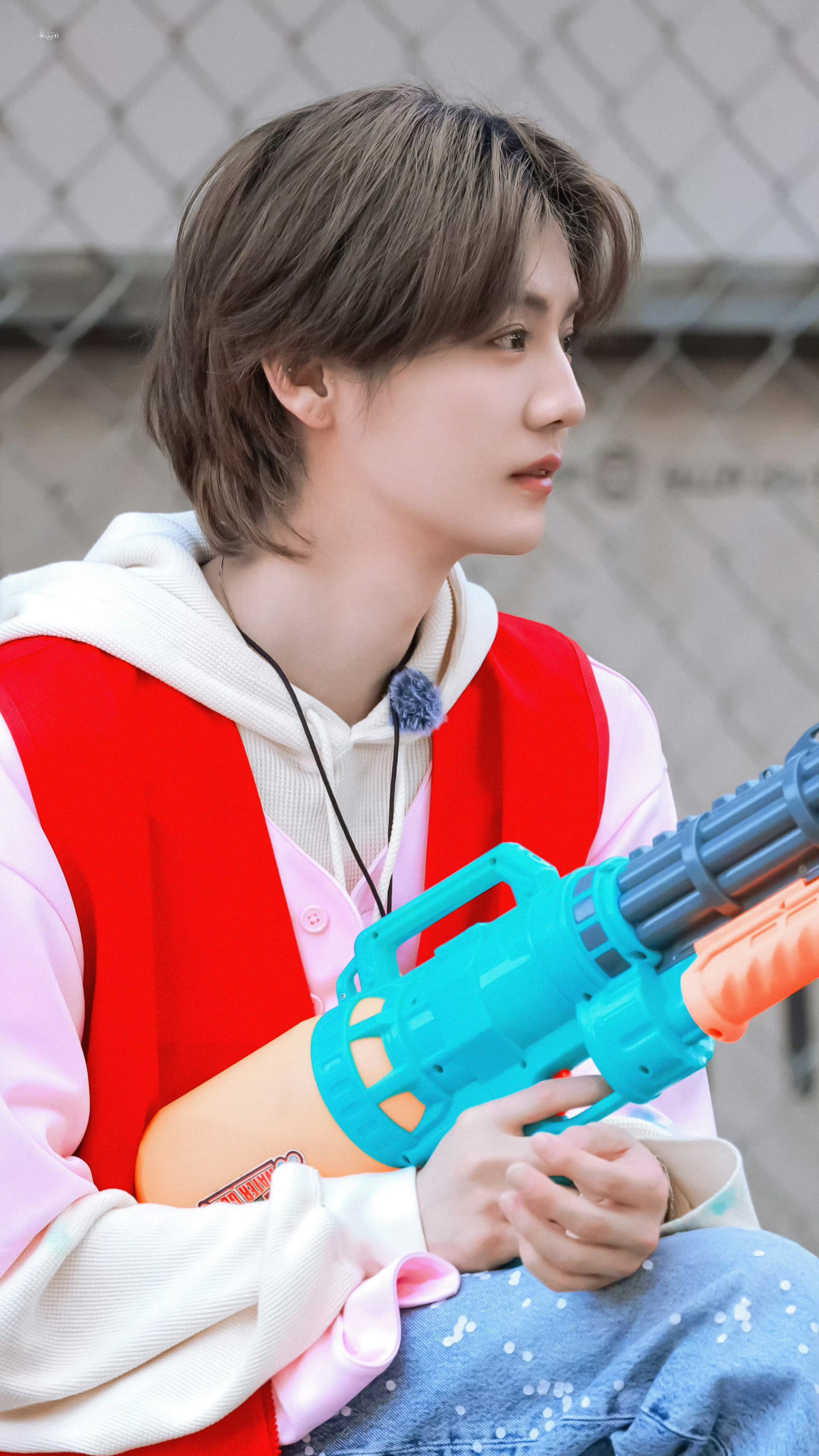 鹿晗这张脸披个床单都好看哈哈哈哈哈 什么叫披个床单都好看？鹿晗来示范了。被子秒变