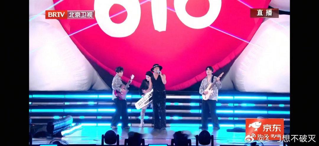618夏日歌会邓超的《三天三夜》就是今晚的快乐核爆。荧光棒满场飞舞，辐射出满场的
