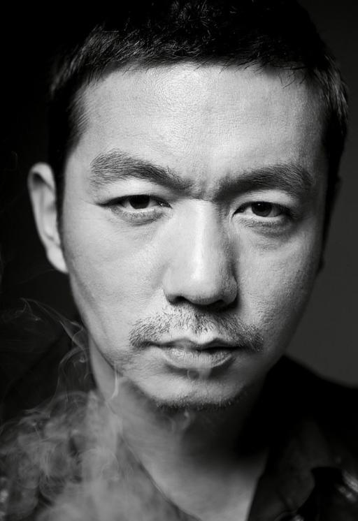 邢提起邢佳栋，很多观众第一时间想到《士兵突击》里宁折不弯的伍六一，荧幕上沉稳刚毅