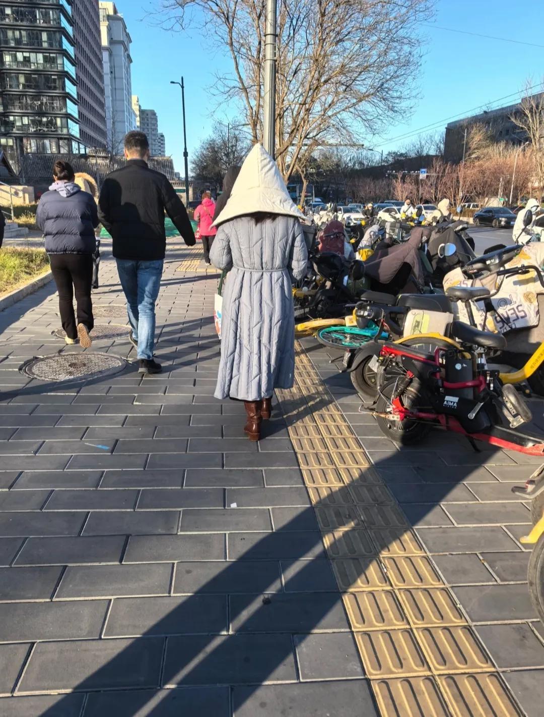 上班路上看到的，总觉得哪里有点不对劲？