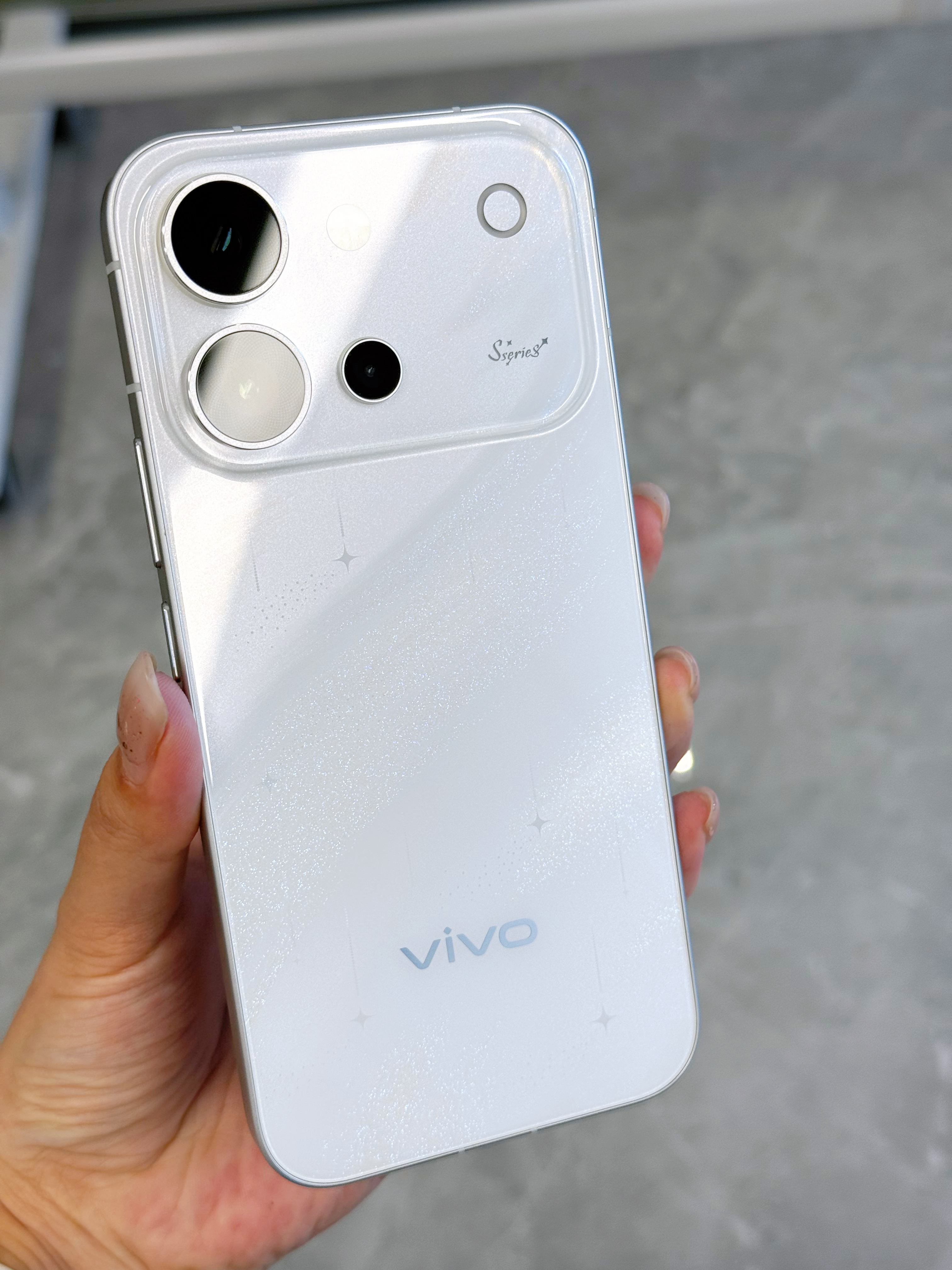 vivo S60系列星星海实拍，不同颜色下的有不同的光泽，星芒流转蛮好看