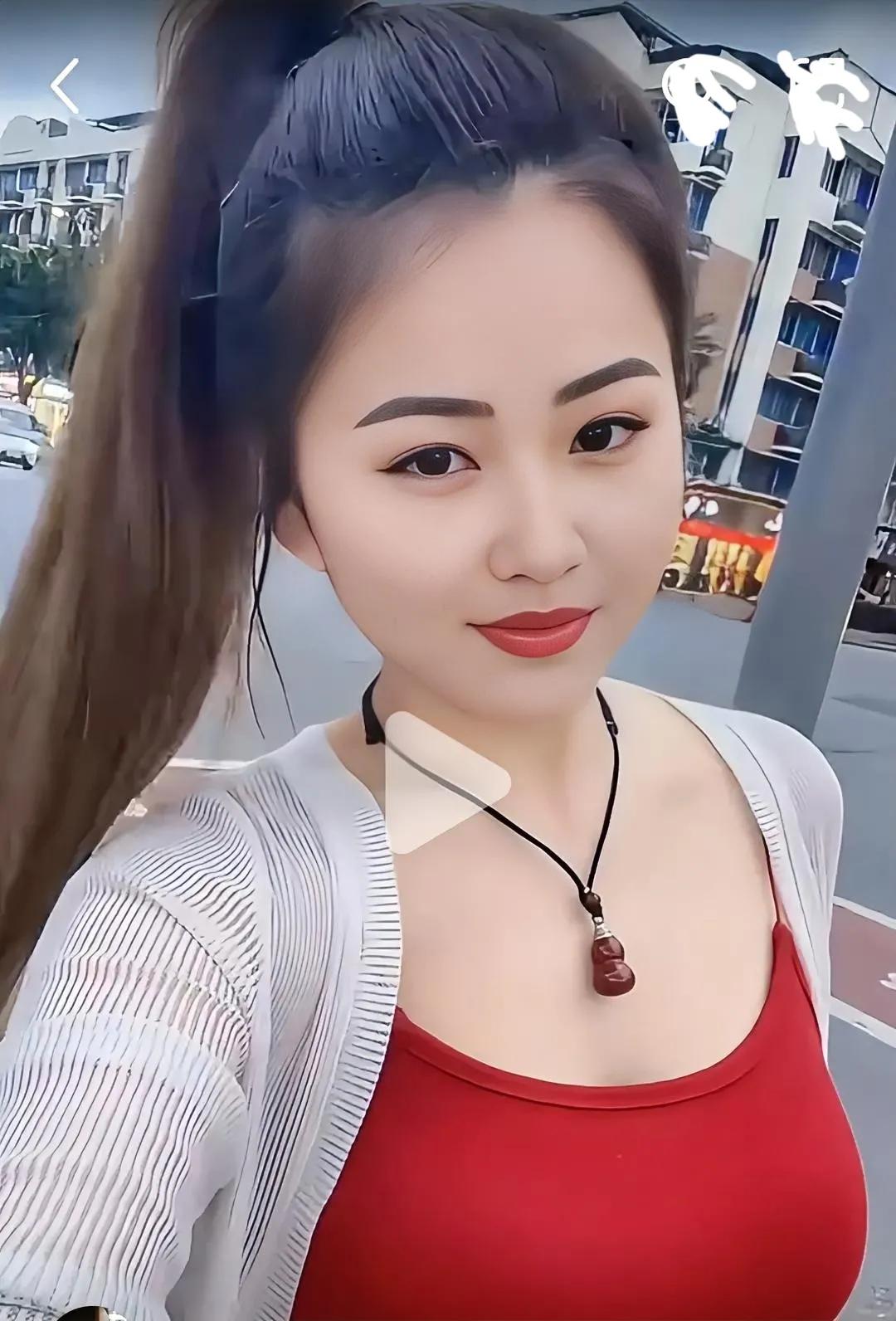 时尚美女，轻舞飞扬。#时尚美女的风采# #靓女倩影的精彩# #性感极品美女。#