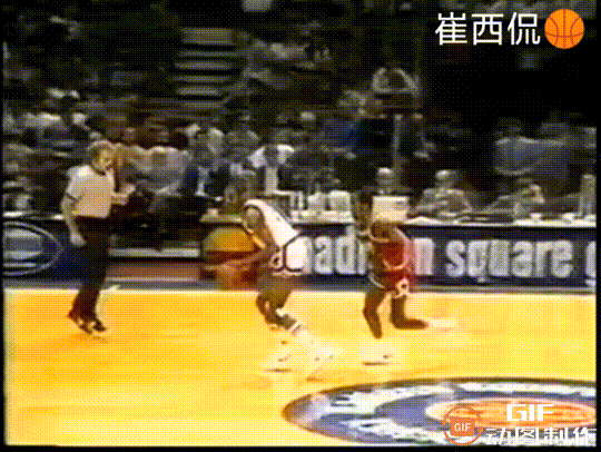乔丹的单臂大回环！
真的是抡圆了胳膊在扣篮！
 