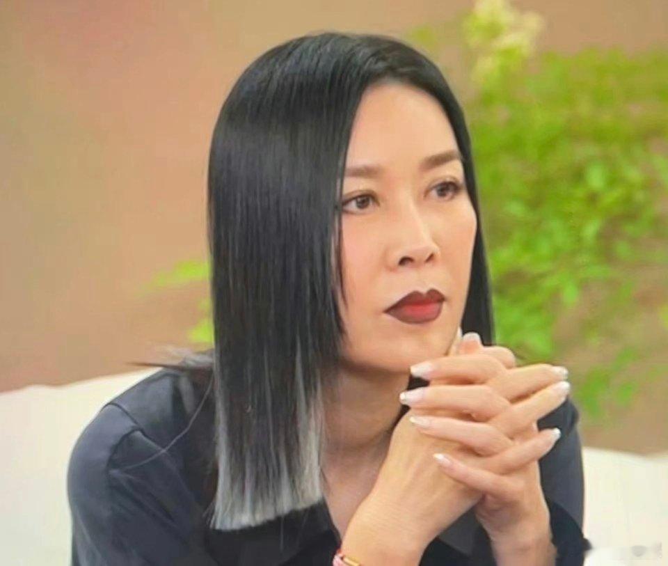 #歌手直播##那英口红色号#啊！那姐你这口红色号是要开战了吗[允悲]是问宁静老师
