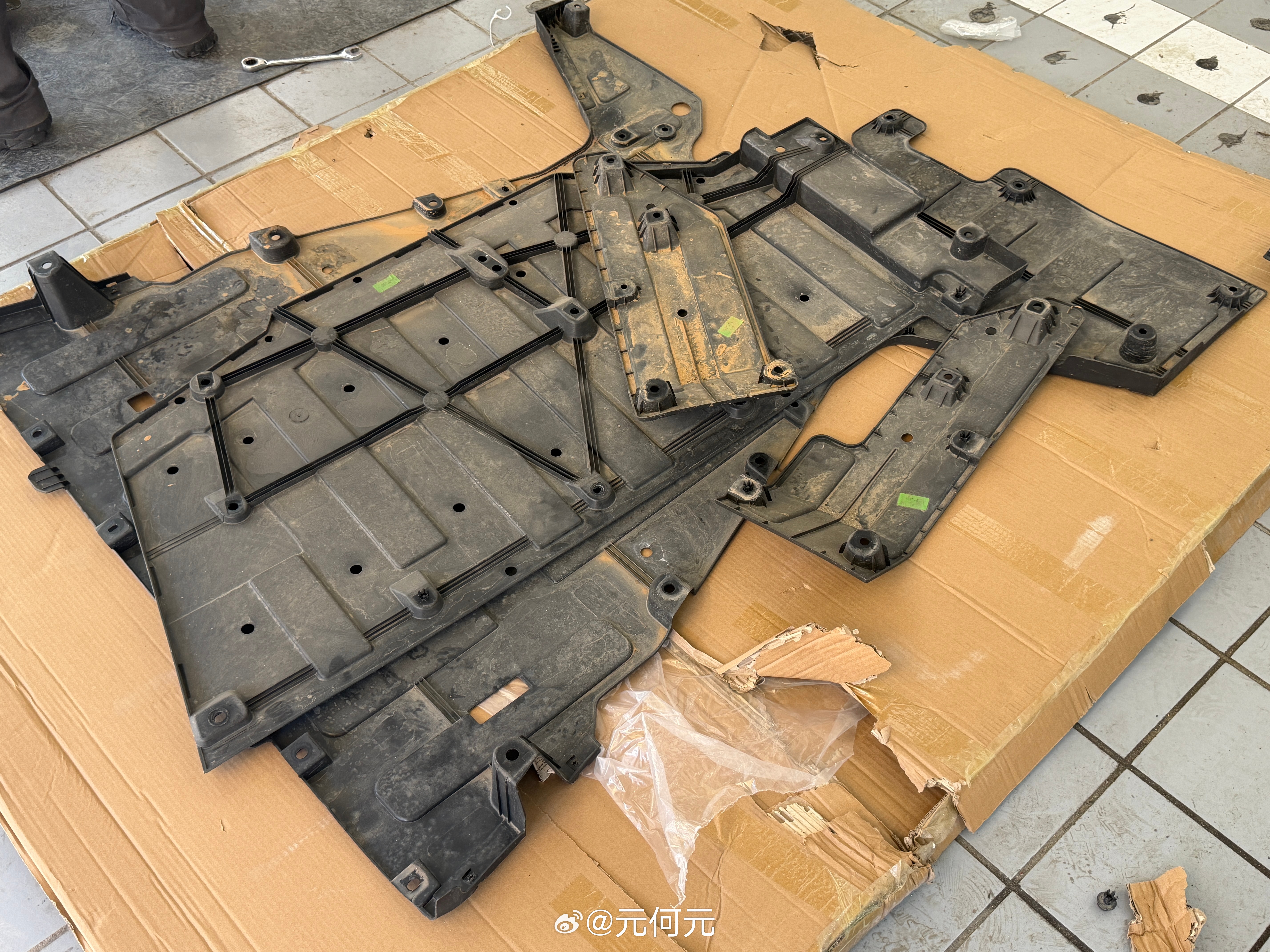 抽空把iCAR V27的护板给换成原厂金属的了，之前我们越野了一次，发现塑料的还