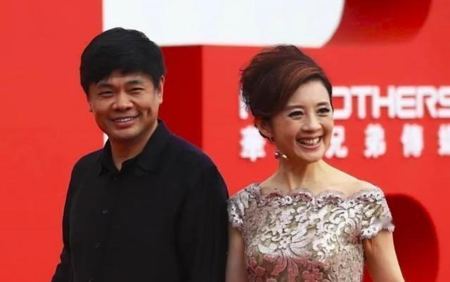 2004年，亿万富翁丁健对妻子说：“给你一个亿，离婚吧，我爱上别人了”，可妻子抱