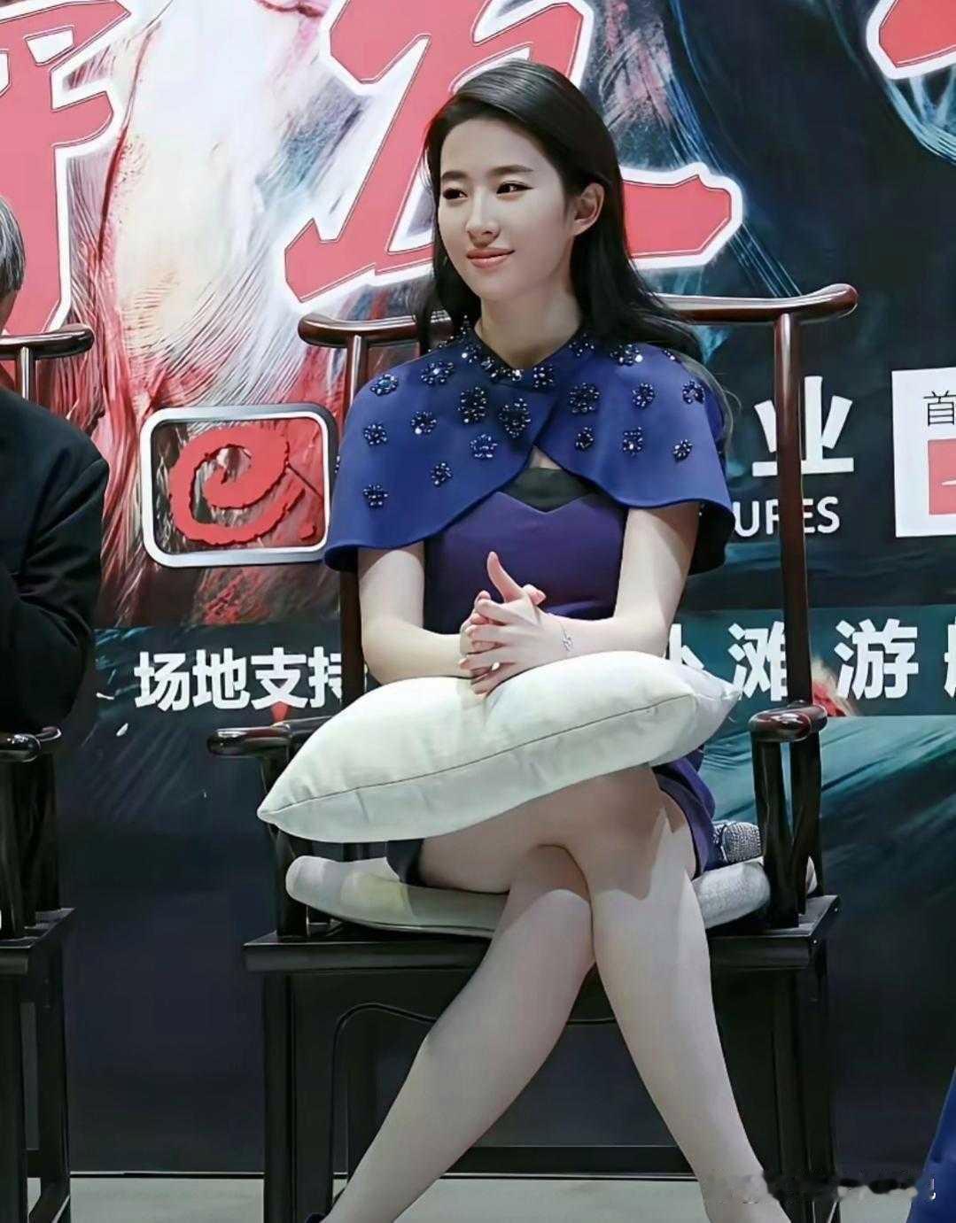 刘亦菲真漂亮，大长腿可真白呀，上帝是给她关了哪扇窗 