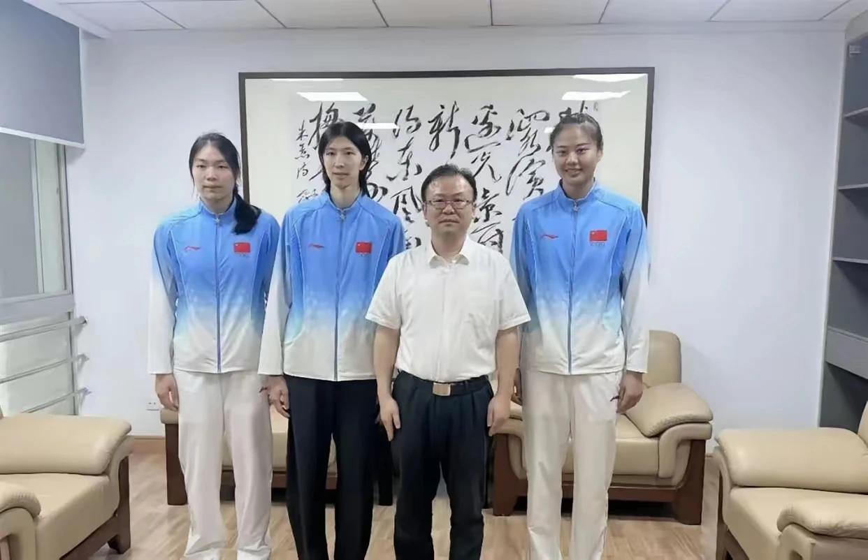 在江苏举办的VNL到是好，我们第一场就0:3输捷克，爆了个惊天大雷，而且因为这一