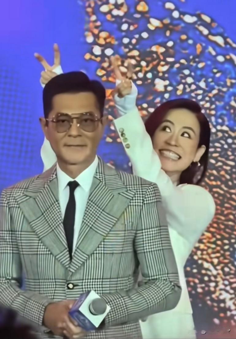 这两个人要是生个小孩该多好！
萱萱太可爱了，要是生个小萱萱就好了，一个沉稳老成，