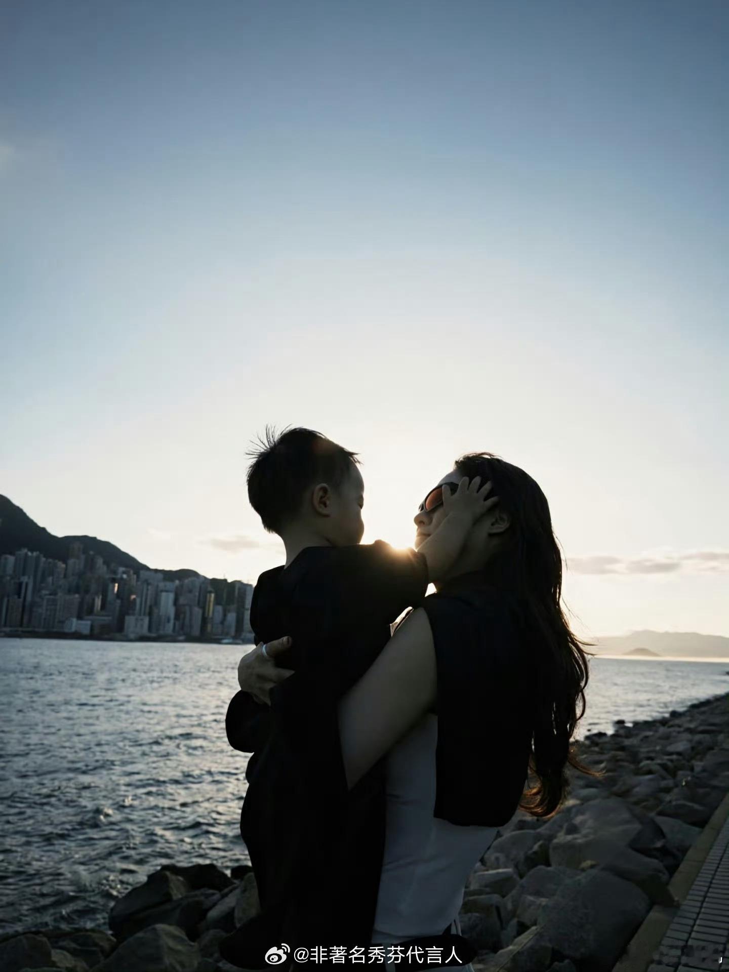 白宇帆晒一家三口合照恭喜恭喜，另，希望所有的明星都能勇敢晒娃晒家人。 ​​​