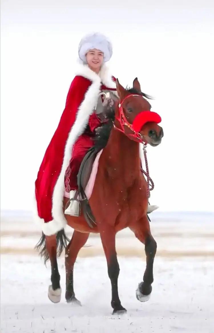 《红衣策马化春风》一一贺姣龙
4日5日清明节晚间，央视新闻频道面对面栏目播出了《