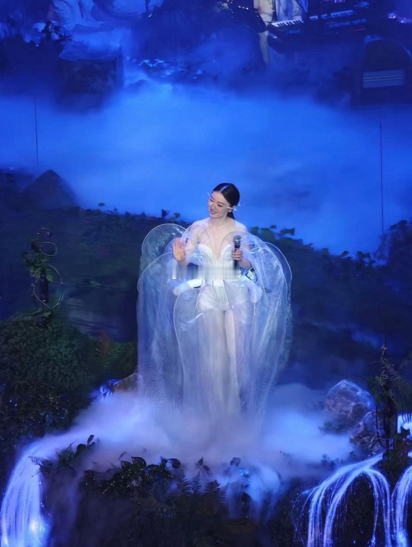 单依纯演唱会都不白来 从舞美设计到演唱水准全是惊喜，风格清新治愈，现场感染力极强