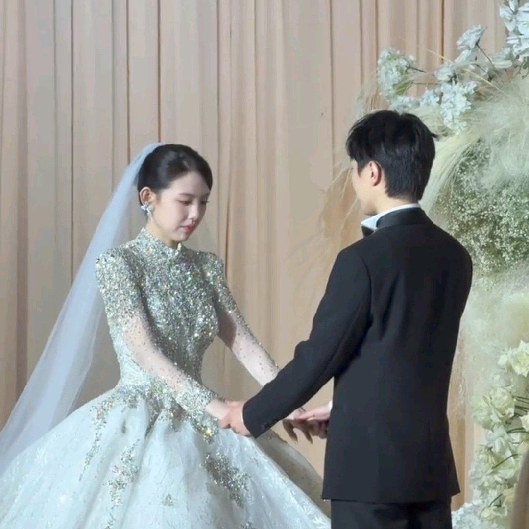 章若楠三妹结婚了，跟她超像
 
章若楠家又有喜事了！三妹最近办了婚礼，去年二妹刚