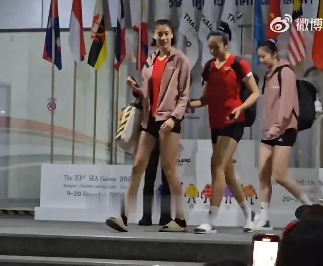 昨天上午，中国女排从清迈出发，转战曼谷，并且进行了到达曼谷的第一场现场训练！
