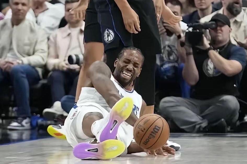 屋漏偏逢连夜雨，莱昂纳德终究还是倒下了，在今天快船和湖人的比赛中，莱昂纳德带队和