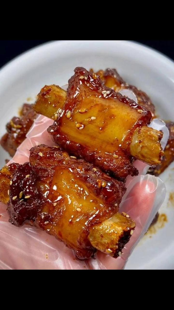 糖醋排骨(经典家常版)。
这道菜的成功关键在于糖醋汁的比例和炒糖色的火候。别担心