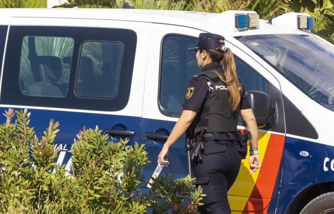 西班牙，一名 27 岁的阿尔及利亚女子因多次向其两岁儿子的眼睛中倾倒刺激性液体，