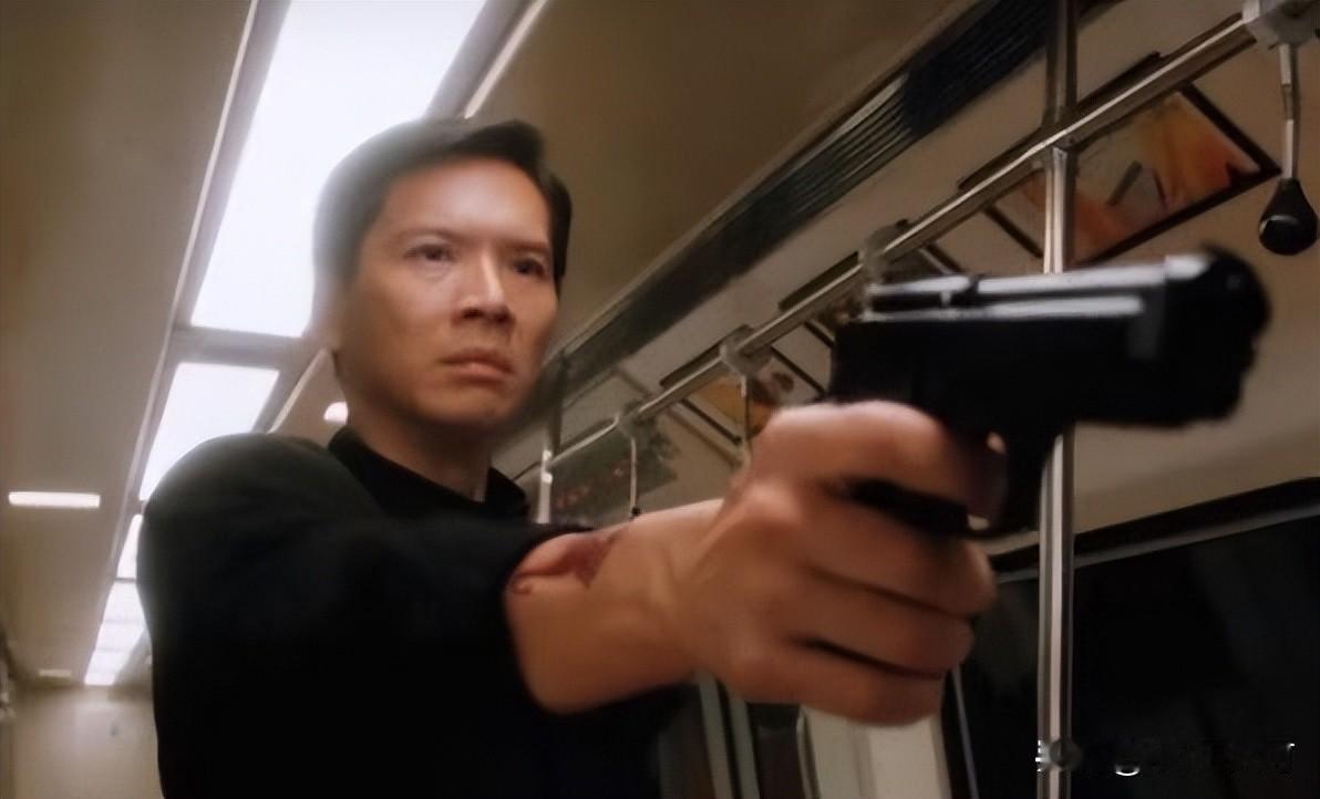 很多人都奇怪，明明向华强和向佐父子长的很像，却一个看起来忠勇可靠，一个看起来凶狠