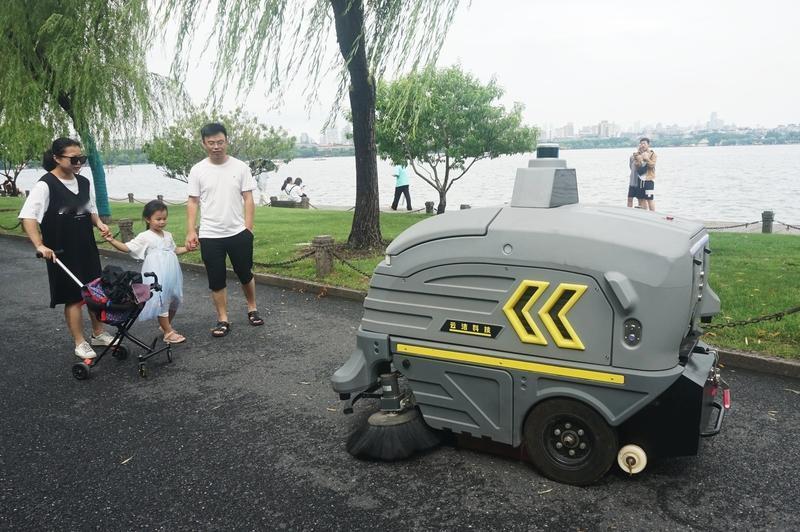 生活中科技创新带来的趣事可不少。有次我用智能扫地机器人打扫房间，本以为它会乖乖按