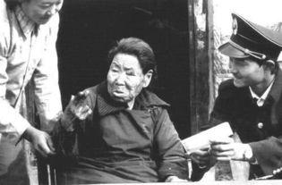 抗战时，为躲避伪军检查，老乡谎称八路军伤员是自家病人。伪军却发现了疑点：“你家病