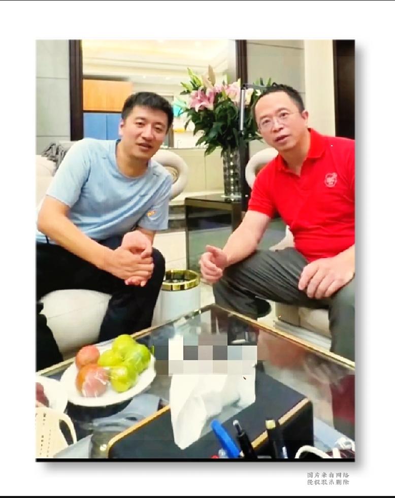 这张旧照片，记录了张雪峰与360创始人周鸿祎坐在一起会谈交流的珍贵瞬间。
 
舒