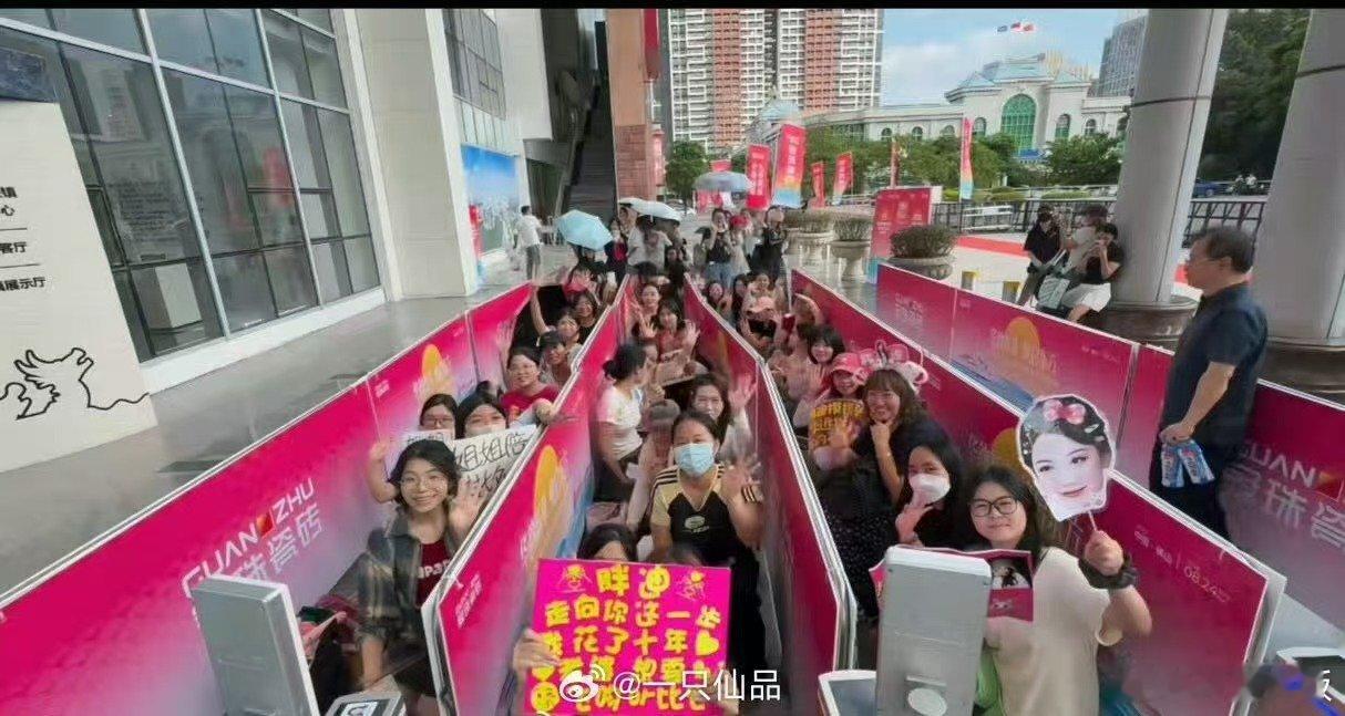 迪丽热巴广州活动人气迪丽热巴广州活动线下人气迪丽热巴广州活动线下人气，哇塞哇塞，