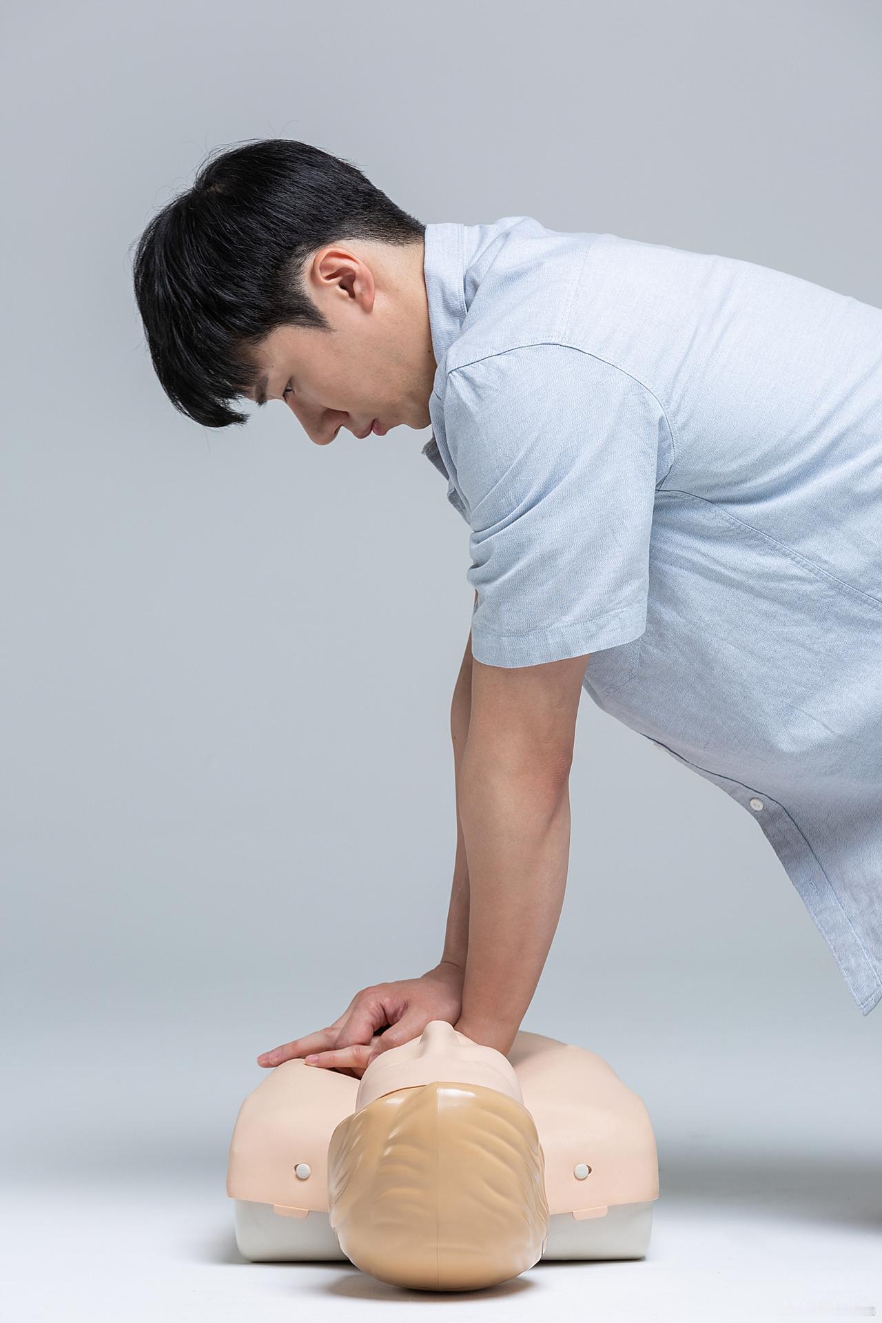 小伙救人按断女子6根肋骨，收到谢谢。



去年底，江苏苏州一家小超市内，顾客张