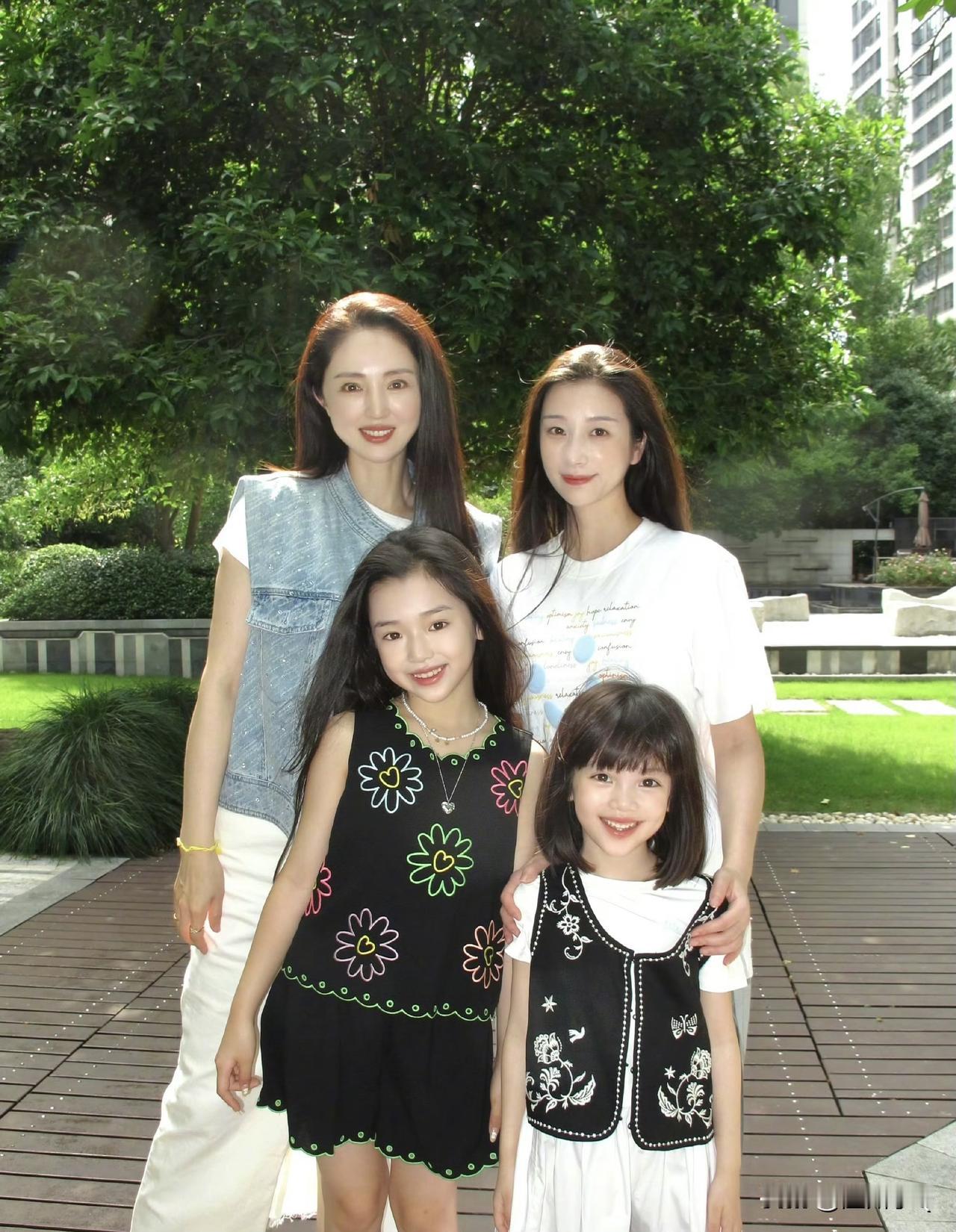 这个叫沐言的小女孩和董璇女儿小酒窝同框好养眼，小酒窝可爱漂亮且开朗热情又极具表现