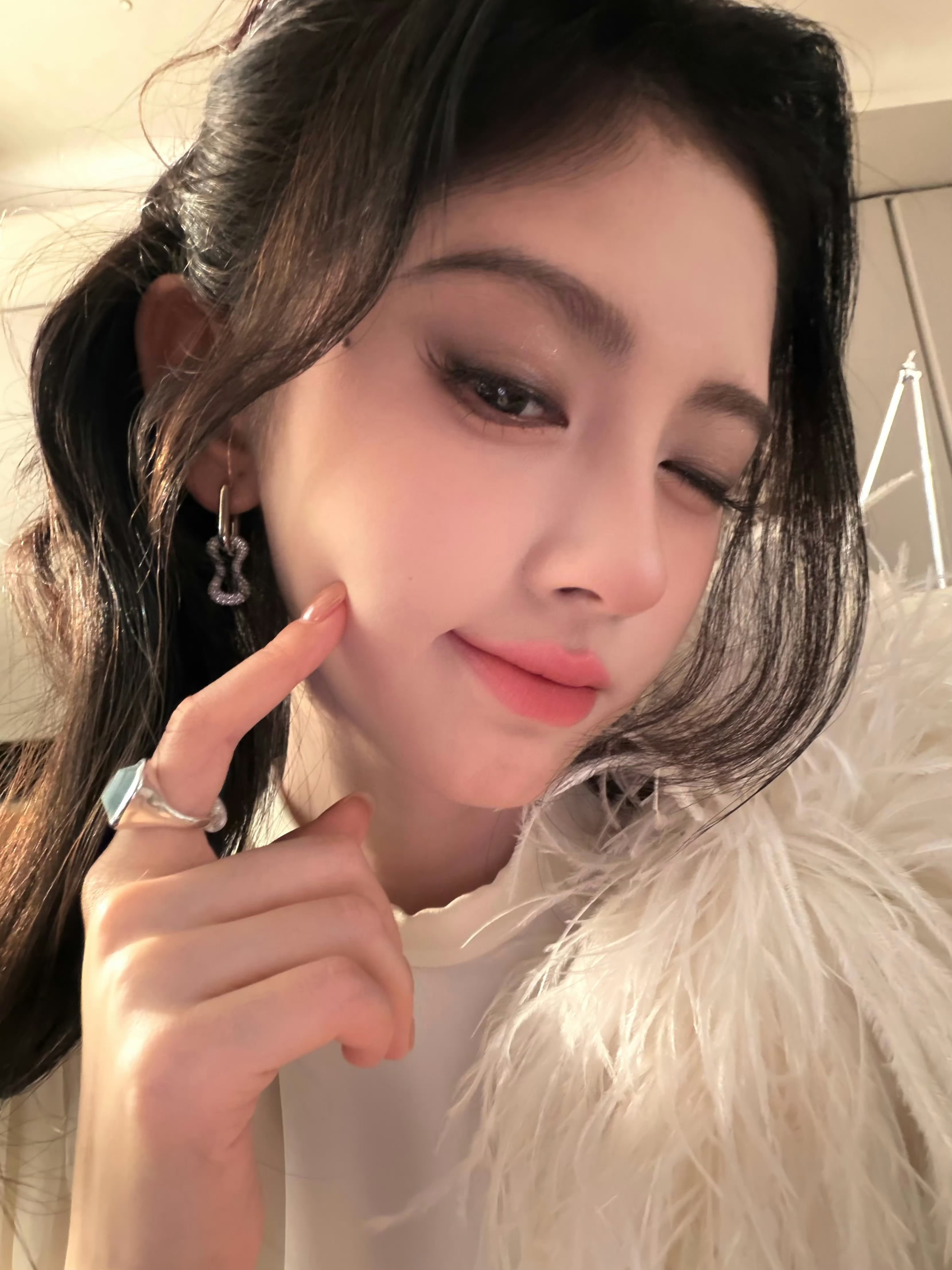 鞠婧祎千金归来大片鞠婧祎不语，只一味地出神图[羞嗒嗒]好美萌的一组图哇[开学季]