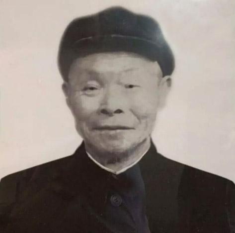 1940年，中央炊事班的老班长李开文给毛主席送饭时，主席问他：“我听说你把中央监