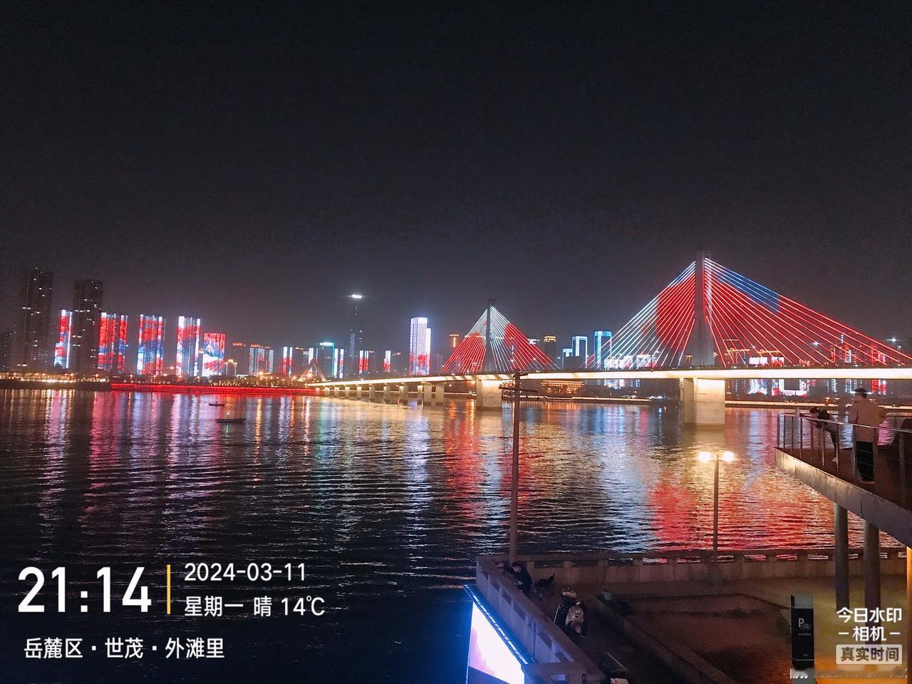 这里灯光熠熠，风景独好，吹一曲江风，听一段故事，往事或期盼的，都在心头。我在渔人