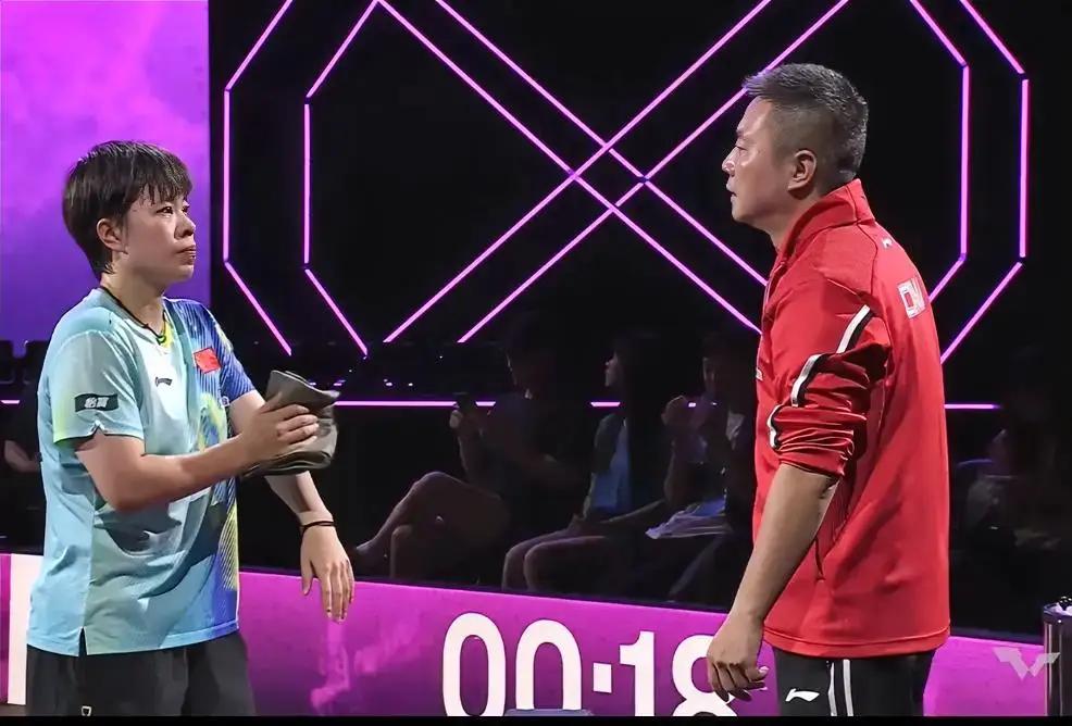 太离谱，王艺迪暂停下来，场外教练还坐得稳如泰山一脸惊讶的表情
横滨冠军赛半决赛，