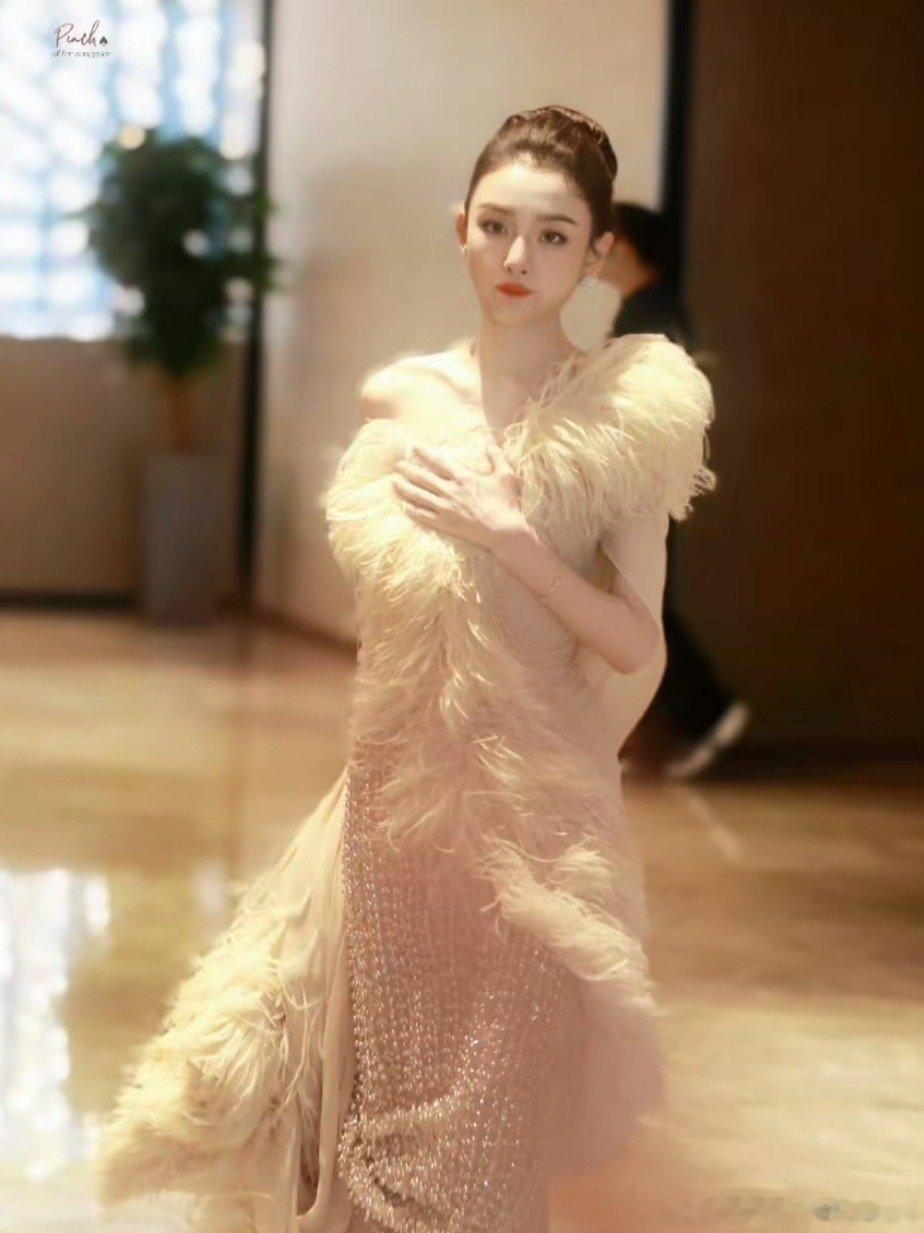 宋祖儿单肩羽毛裙宋祖儿第二套高定 ​​​哇 ​​​