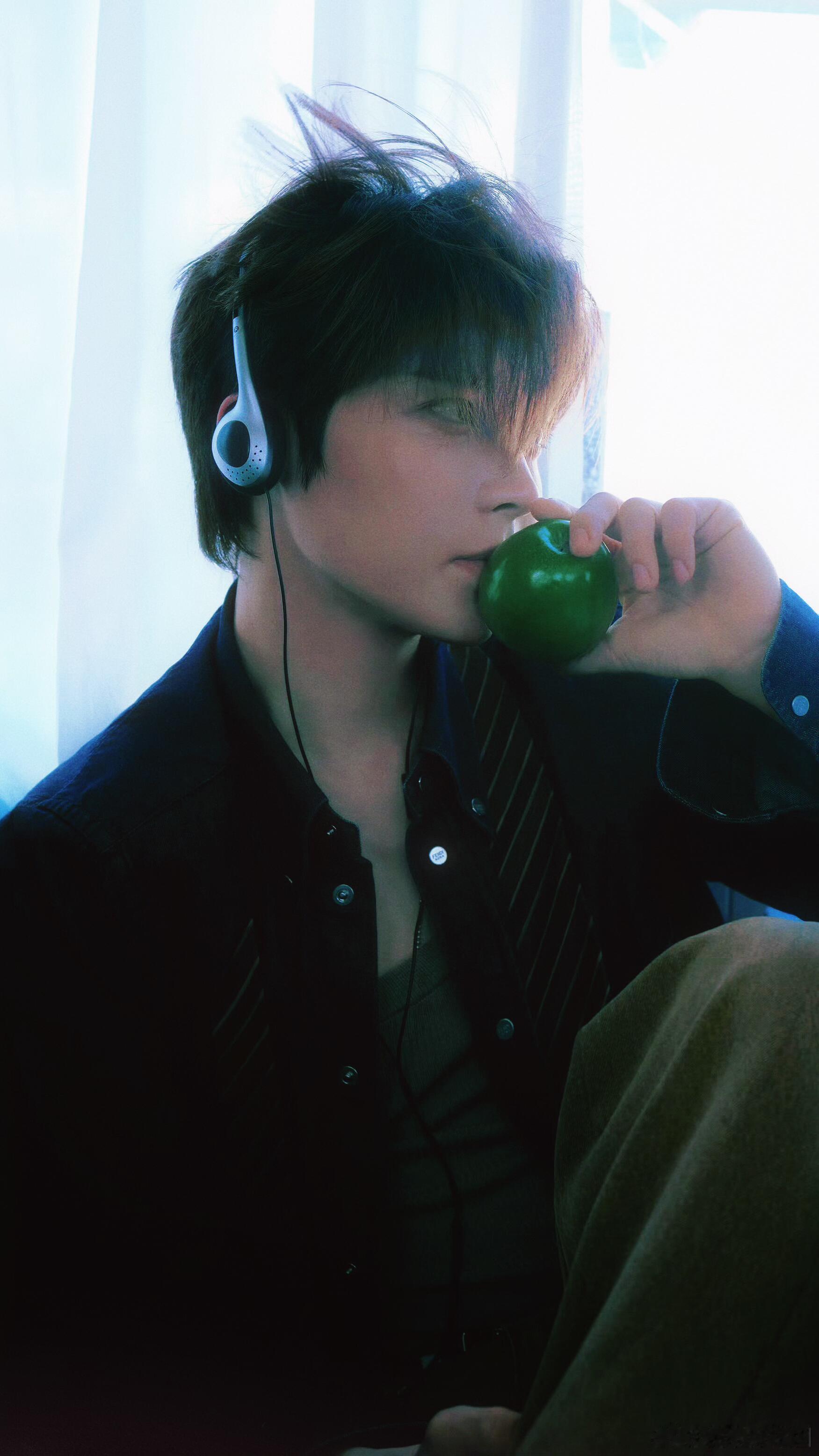 侯明昊进妆路透好像青春男大  侯明昊这组进妆路透也太青春了吧，隔着口罩都挡不住那