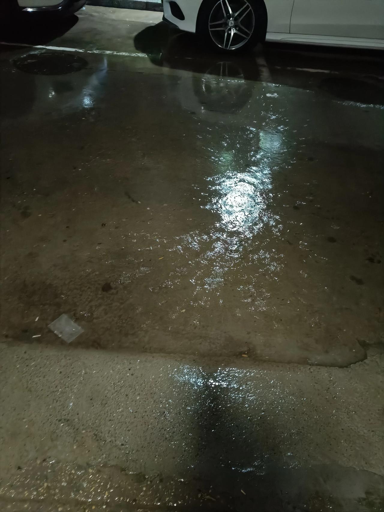 万饿的资本家啊，良心真的是大大的坏啊，这样的天气这么大的雨，居然让在外面干活，真
